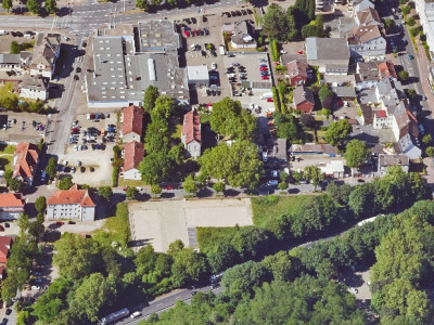 Luftaufnahme eines Stadtgebietes, Grünareale und Häuser sind zu sehen