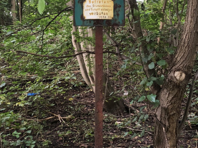 Ein Durchgang-Verboten-Schild in einem Waldgebiet