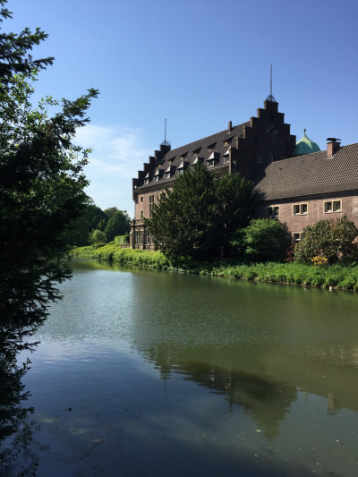 Burggraben und Gebäude eines Wasserschlosses