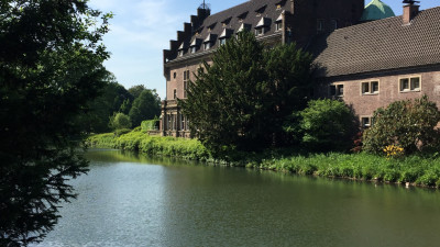 Burggraben und Gebäude eines Wasserschlosses