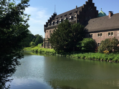 Burggraben und Gebäude eines Wasserschlosses