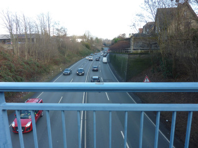 Foto einer Bundestraße von einer Brücke, mehrere Autos fahren in Richtung Kamera