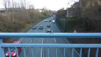 Foto einer Bundestraße von einer Brücke, mehrere Autos fahren in Richtung Kamera
