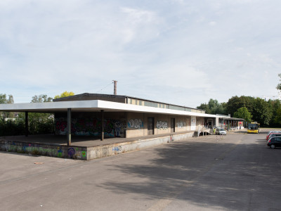 Ein kleines Bahnhofsgebäude mit Flachdach