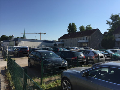 Parkende Autos an einem Autohaus