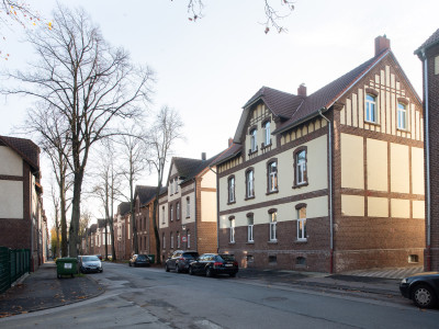 Blick in eine Wohnsiedlung mit Fachwerk-ähnlicher Häuserarchitektur