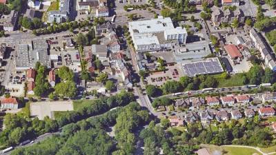 Luftaufnahme eines Stadtgebietes, Häuser, Straßen und Grünareale sind zu sehen
