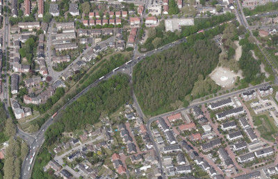 Luftbild auf ein Stadtgebiet mit zwei Halden